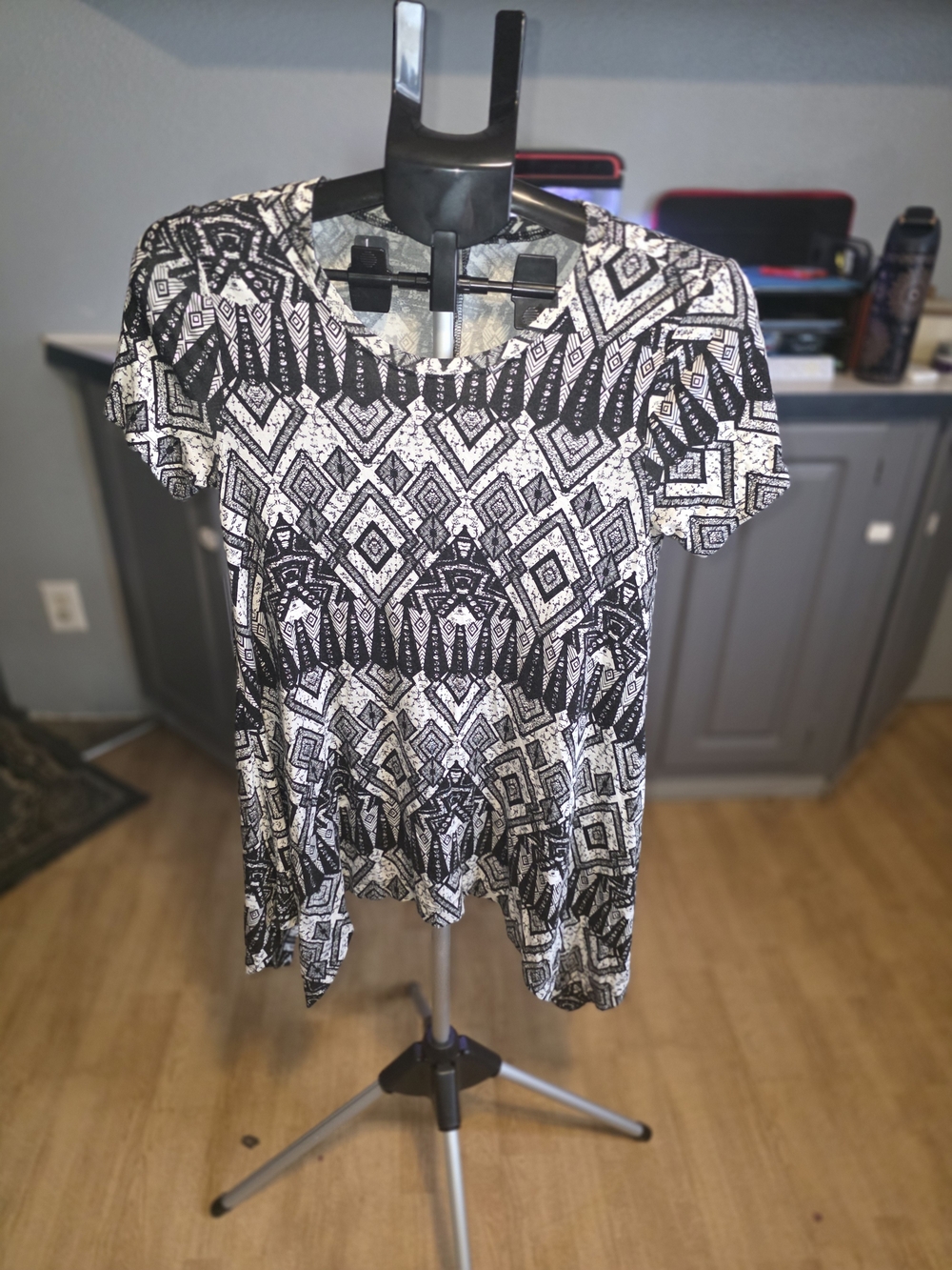 Black & White Geometric Short-Sleeve Women's Top